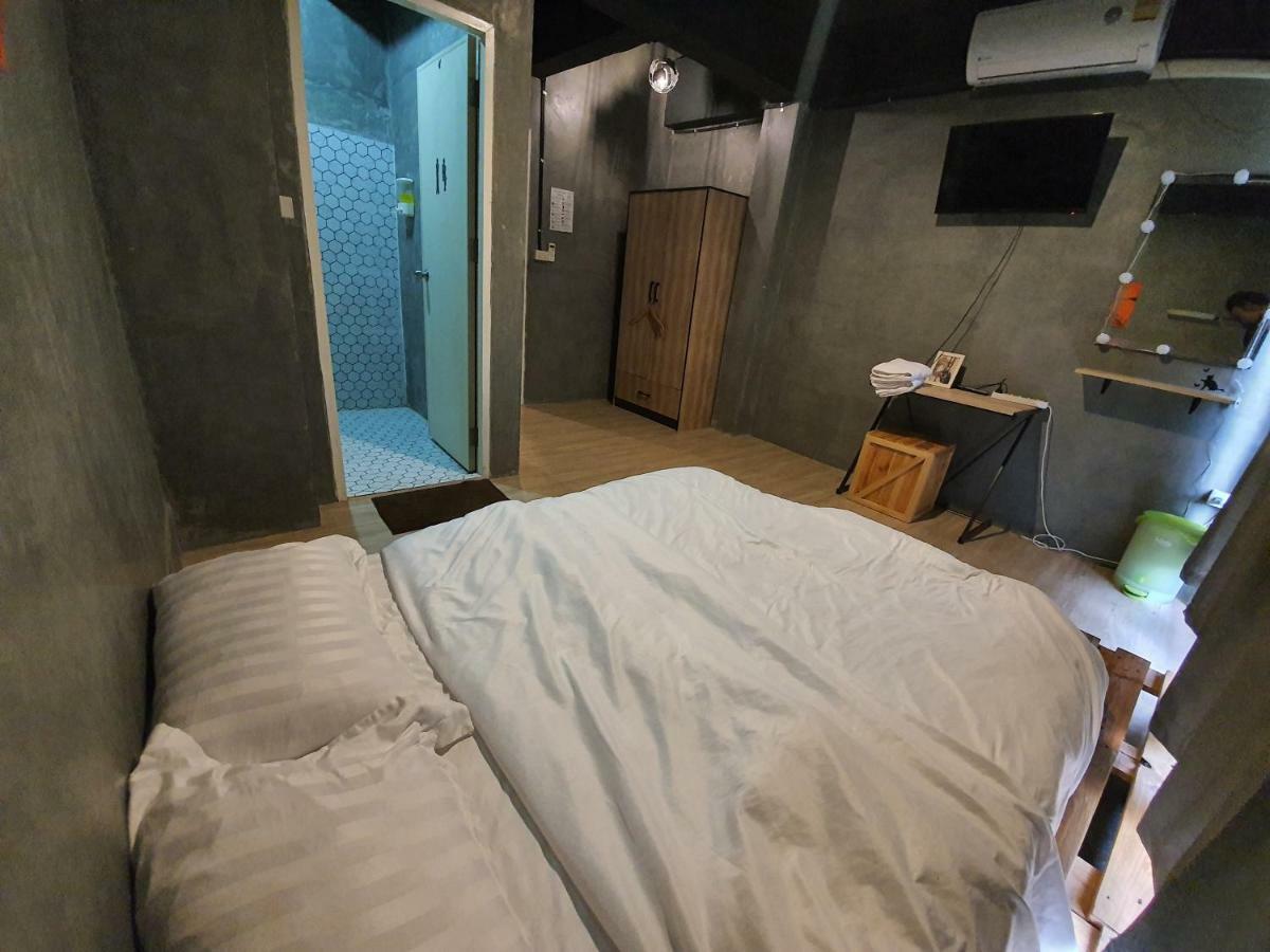 The Beds Ever Hostel (Adults Only) Bangkok Exterior photo